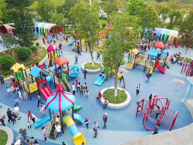 记者肖斌摄据了解,为实现"250米见绿,500米见园"的目标,我市见缝插绿