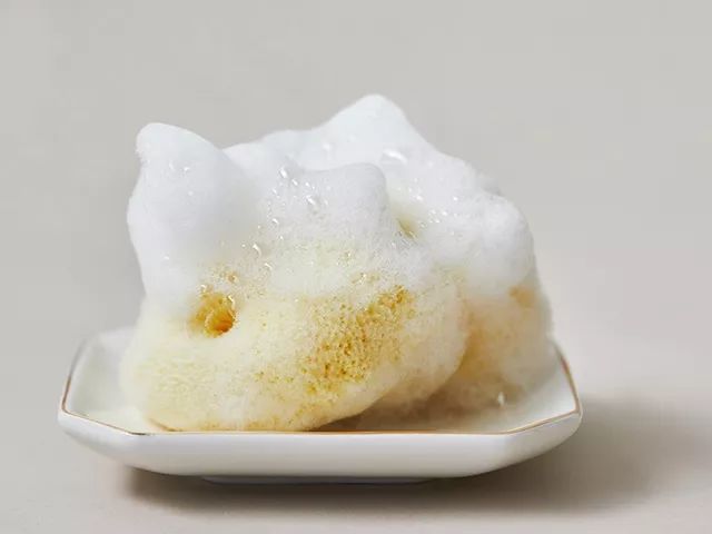 用活的海绵洗澡,皮肤越洗越好