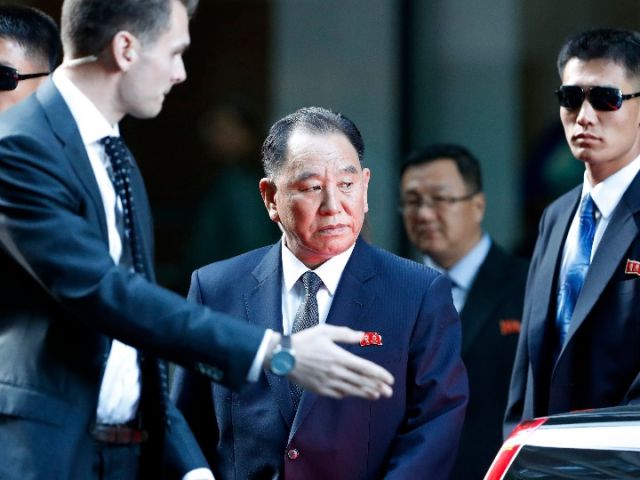 2018年5月30日，朝鲜劳动党中央委员会副委员长金英哲（中）抵美后离开在纽约下榻的酒店。（新华社记者李木子摄）