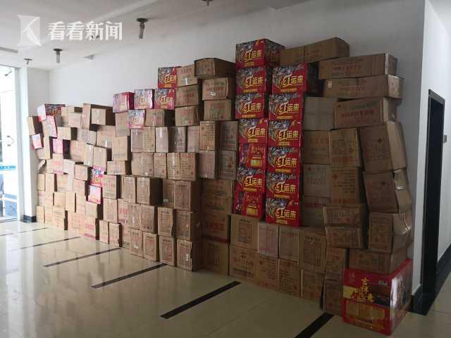 服装店老板在仓库囤22箱烟花 新浪网