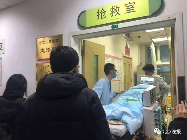 在交警的护送下,已经顺利到达首都医科大学附属北京儿童医院急救中心