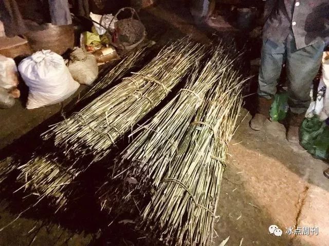 虽然我们靠砍箬竹杆、卖粽叶挣钱,但也不会赖账