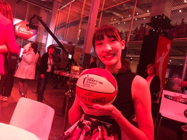 中国女篮球员韩旭在2019WNBA选秀大会被选