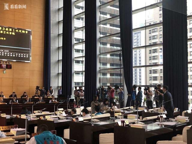 台中市议会遇地震暂停 摇晃30秒震裂一块10万玻璃