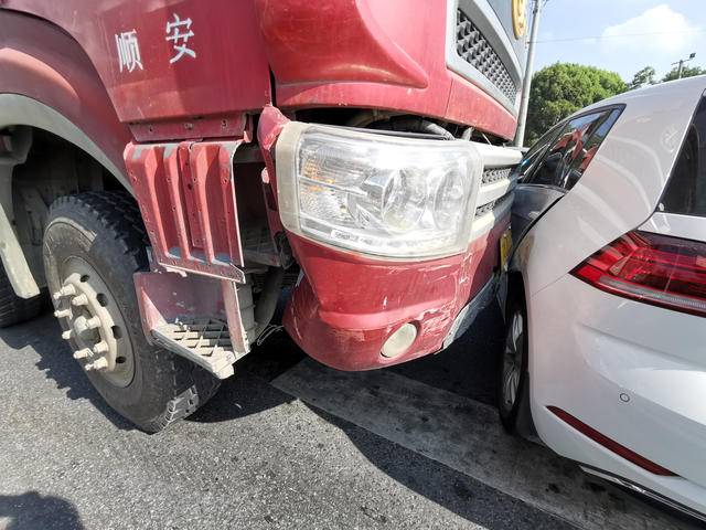 大货车突然变道撞得小轿车90度转体