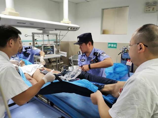 男子发病晕倒路边,民警辗转三家医院送他抢救
