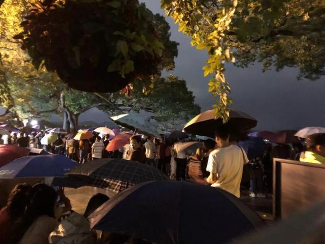 国庆西湖断桥变“人桥”,游客笑称:把wifi信号都挤断了休闲区蓝鸢梦想 - Www.slyday.coM 国庆西湖断桥变“人桥”,游客笑称:把wifi信号都挤断了休闲区蓝鸢梦想 - Www.slyday.coM