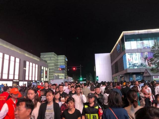 国庆西湖断桥变“人桥”,游客笑称:把wifi信号都挤断了休闲区蓝鸢梦想 - Www.slyday.coM 国庆西湖断桥变“人桥”,游客笑称:把wifi信号都挤断了休闲区蓝鸢梦想 - Www.slyday.coM