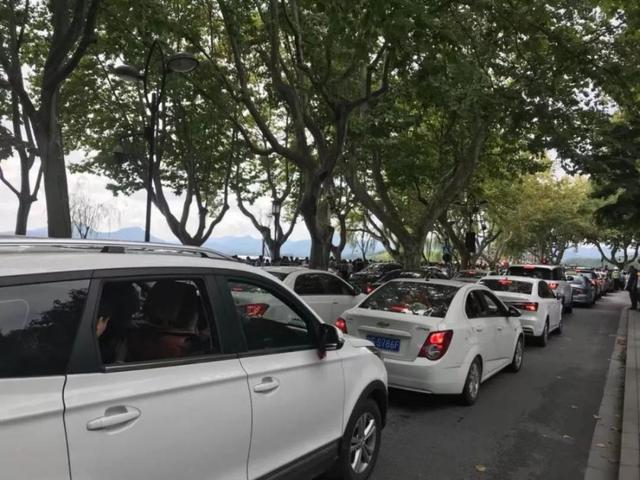 国庆西湖断桥变“人桥”,游客笑称:把wifi信号都挤断了休闲区蓝鸢梦想 - Www.slyday.coM 国庆西湖断桥变“人桥”,游客笑称:把wifi信号都挤断了休闲区蓝鸢梦想 - Www.slyday.coM