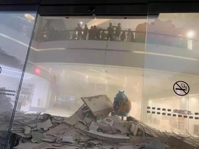 一购物中心天花板突然大面积垮塌！通报来了！