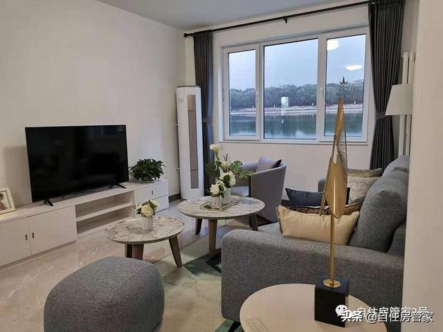 而对于十里湖光的样板间总体感觉和水映兰庭还是有点差距,首先是装修