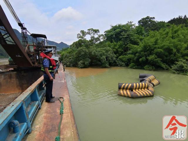 路政公安海事联合到桂平追回桥梁防撞浮筒，挽回20余万元损失
