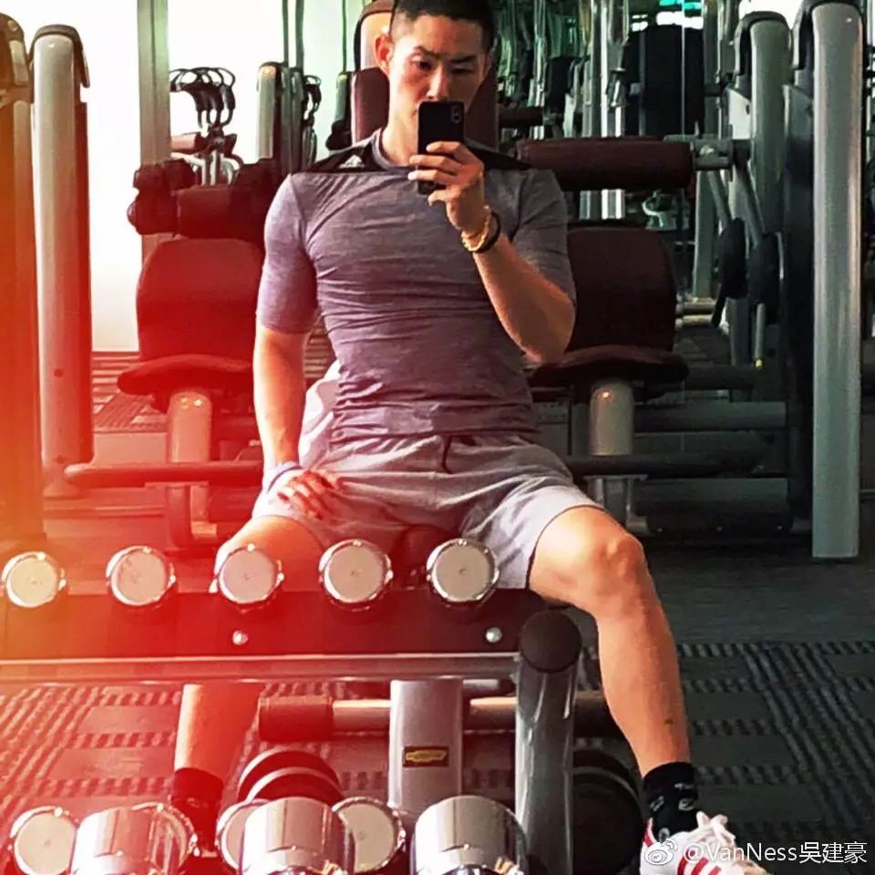 打开新浪新闻当时吴建豪拿到美作的角色,是因为跟柴智屏的同事在健身