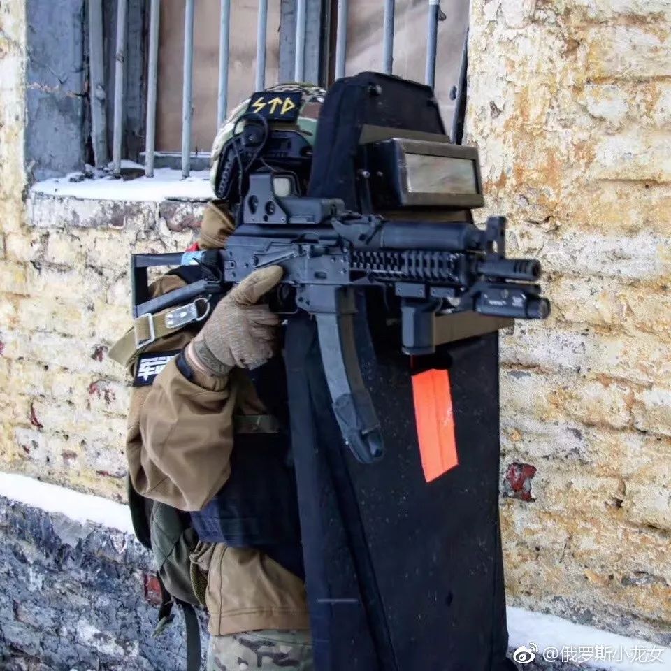 俄国特种兵用防弹盾挡住一发rpg火箭弹.居然没死|轻武专栏
