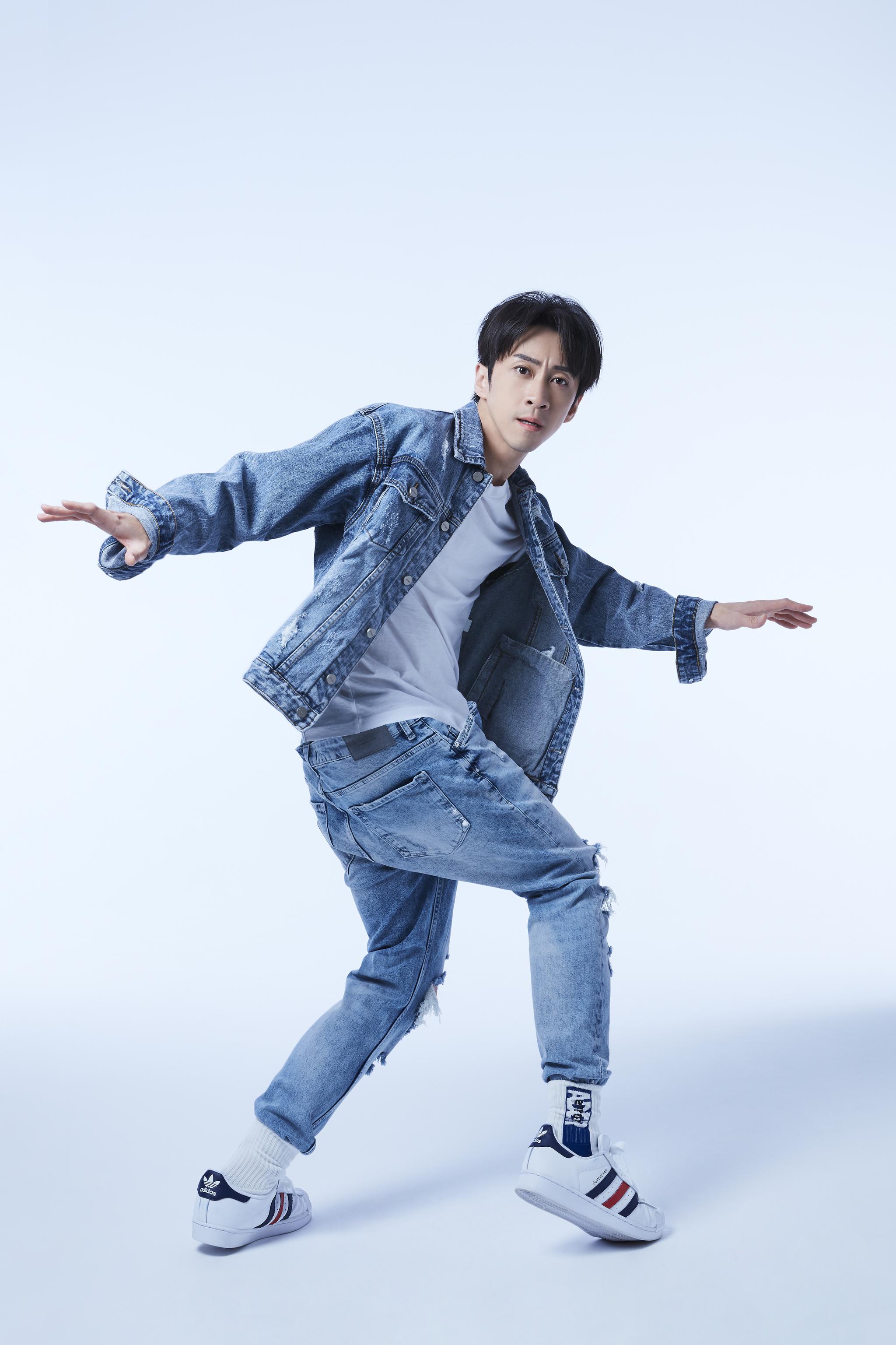 他曾是《康熙来了》绿叶如今做唱跳歌手