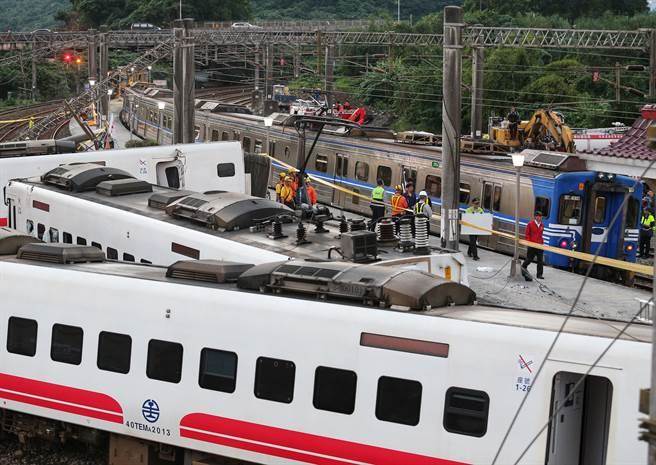 图为普悠玛21日发生脱轨翻覆意外的现场。（图片来源：台湾“中时电子报”）