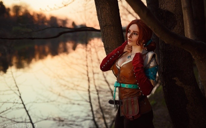 国外妹子cos《巫师3》特莉丝美图 身材傲人风情万种