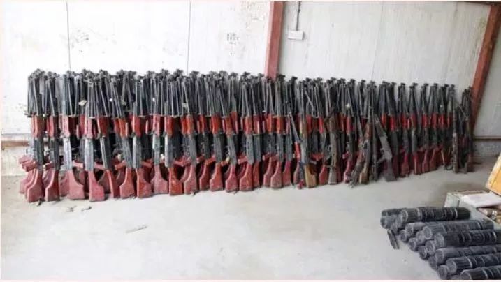 伊拉克发现秘密军火库中国81式机枪居然与冰毒搭配