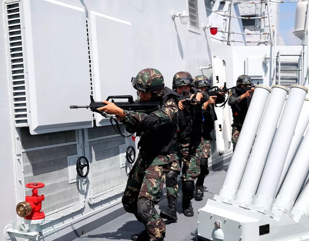 驻香港部队组织陆海空联合反恐演练