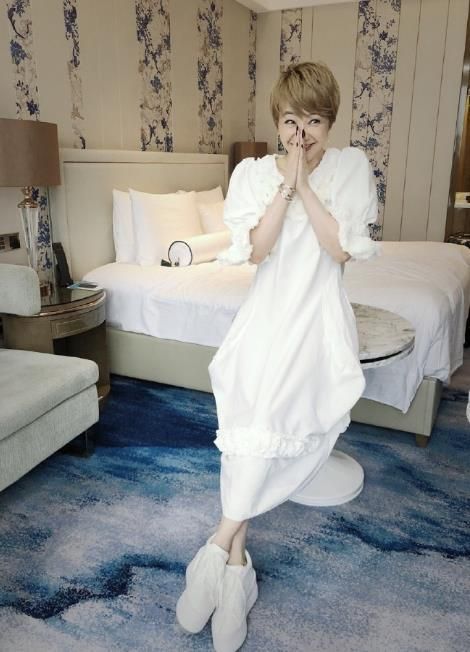 54岁陈慧娴晒自拍,瘦身后状态好,不打针的脸漂亮!