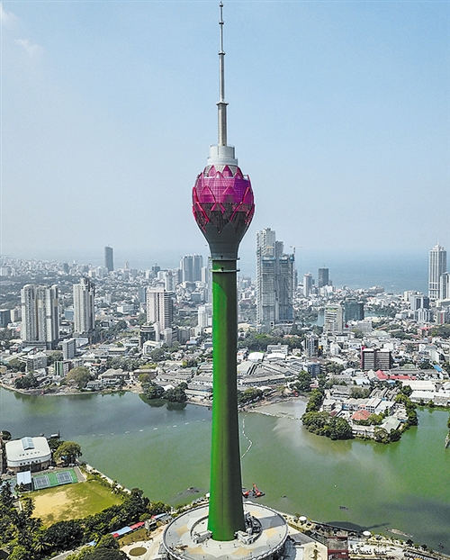 上图 这是无人机航拍的斯里兰卡科伦坡莲花电视塔(4月4日摄).