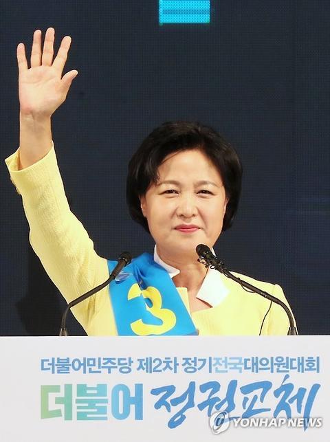 被问"做不做韩国第二个女总统" 朴槿惠老对手乐了