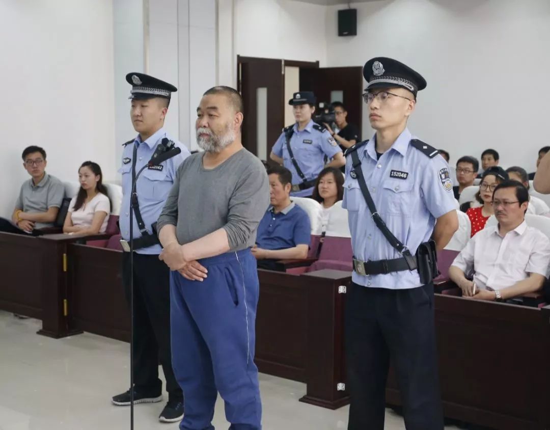 内蒙古"官霸"获刑17年,曾不满工作调动带刀闹事