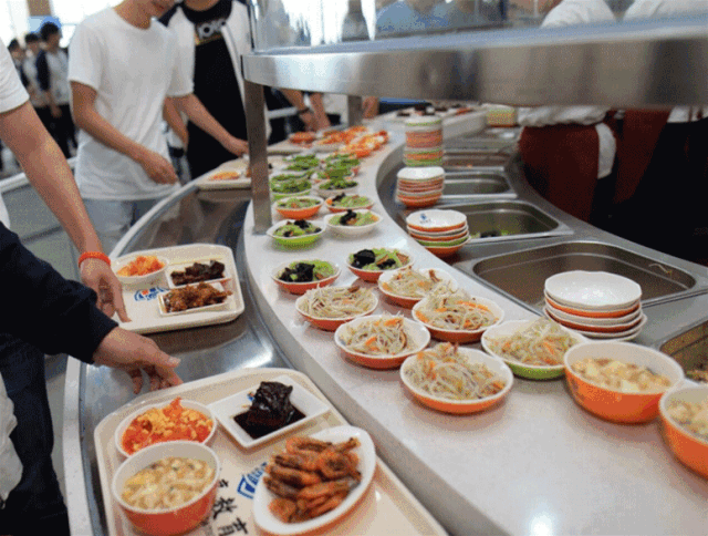 海亮教育管理集团在食堂全面推行色标管理制度,水产标注为蓝色,蔬菜