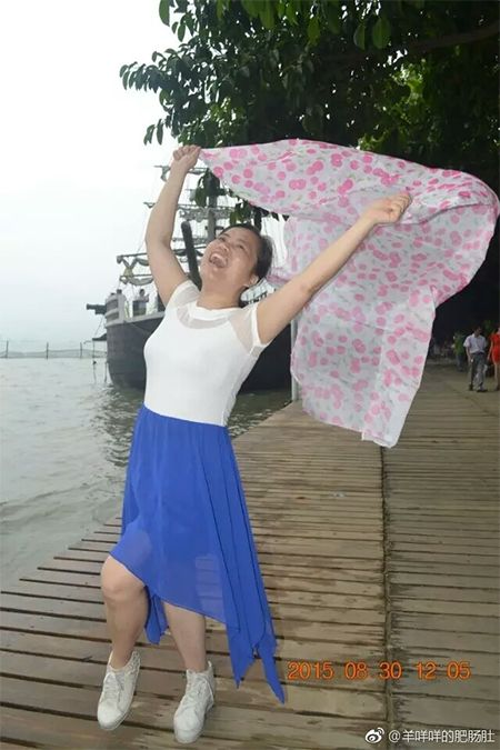 "阿姨们照相带7条丝巾"上热搜,网友忍不住晒出自家妈妈…(含视频)