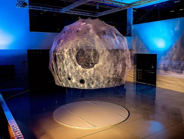 蚕丝亭台↓↓她的作品很厉害,其中贯穿着她对于生命意义,人类未来的