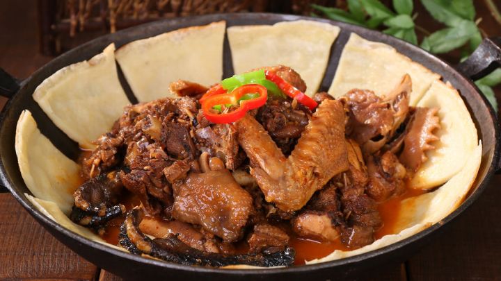 枣庄特色美食地锅鸡,既好吃又下饭,看着都流口水!