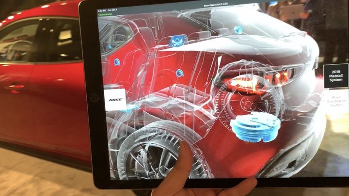 ▲ 通过 iPad 上的 AR 应用，我们可以看到车内结构，尾部蓝色为低音扬声器