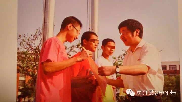 高中时，吴谢宇（右二）作为班级代表领奖。