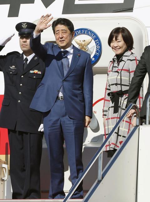 21日,安倍同夫人昭惠在羽田机场准备出发(共同社)