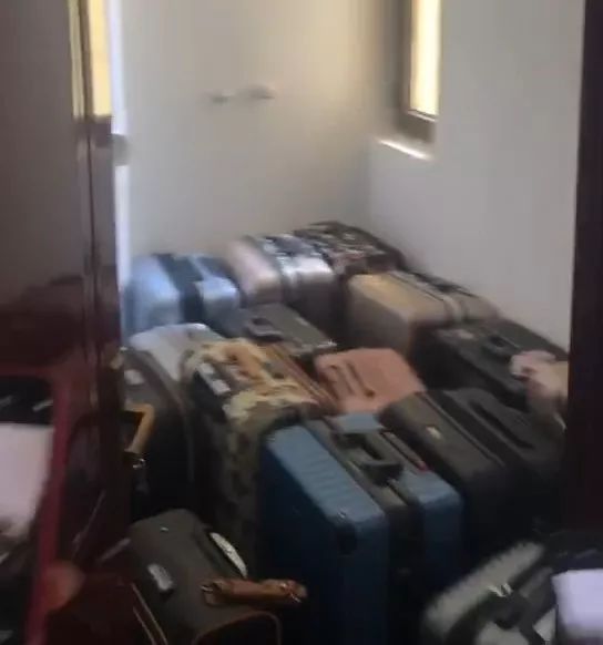 租房内堆积了大量行李