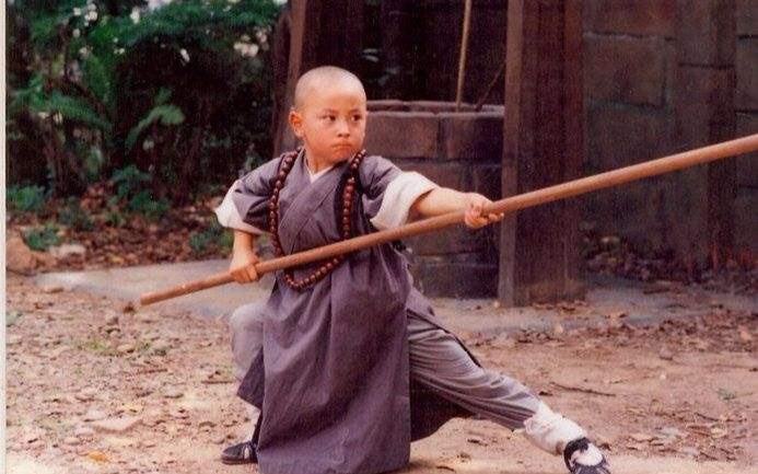 释小龙近照曝光,五五身材个子显矮,后退发际线令人担忧