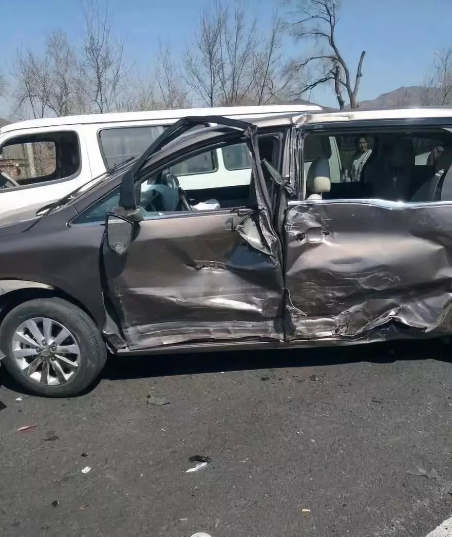 16车相撞京藏高速发生严重交通事故