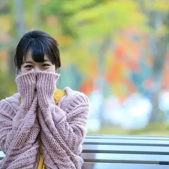 意思是因为衣服的袖子过长,几乎将手全部盖住了,隐隐约约只露出手指甲