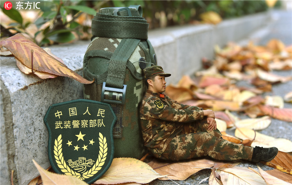 这组创意军人照片,表达了退伍老兵对军旅生活的留念和依依不舍之情.