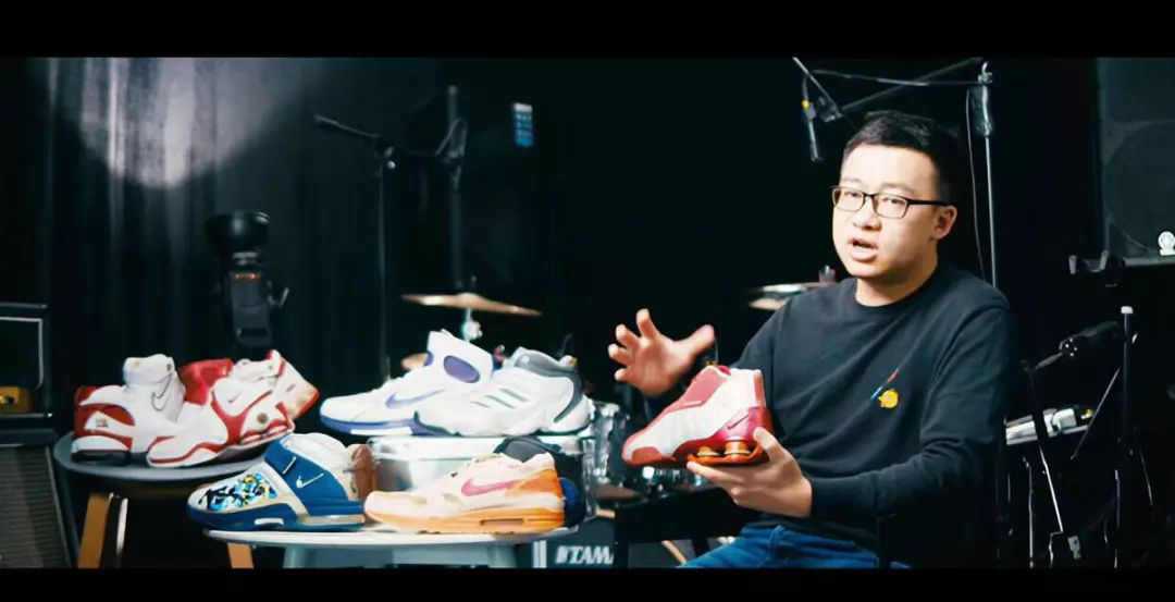 ▲东哥接受鞋类交易平台“毒”APP的视频采访。