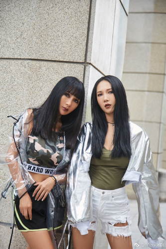 张咪曾助阵女儿综艺 感动落泪称“终于有人保护我”