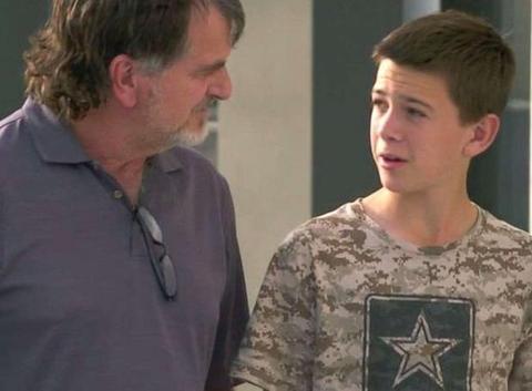 幸免于难的13岁男孩德文和父亲一起接受了媒体采访（图源：ABC新闻）