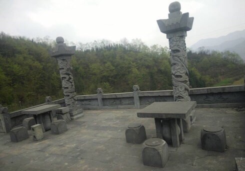 “活人墓”碑前有两张石桌，村民称装饰豪华。受访者供图