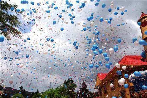 地点:恐龙坪活动时间:3月24日 10:50-11:00地爆球 一起"绽放爱"届时