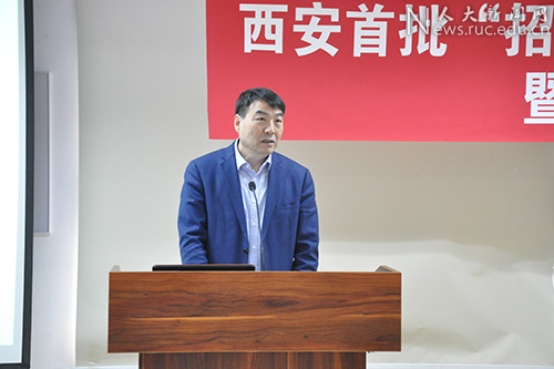 洪大用和李宁君共同为西安首批"招才大使"代表颁发聘书.