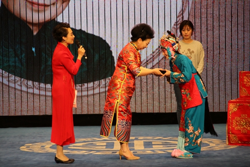 重庆青年演员扈金娜拜师京剧名家李晓玉 将获授"关派"精典剧目