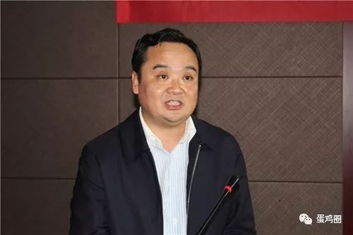 企業負責人與亭口鎮黨委書記李建清簽訂了投資協議;長武縣委副書記