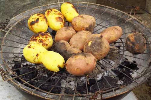 街头巷尾,常常有人,一口铁锅,放上材炭,炭上放着十几个大小不等的洋芋