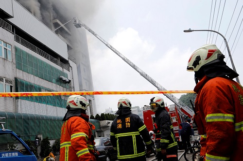 台媒:台湾桃园工厂大火致5消防员殉职