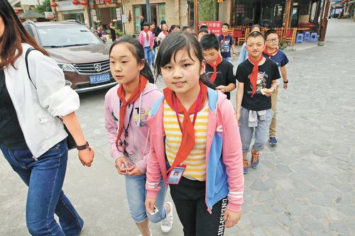 映秀小学生放学回家2009年,映秀镇经过科学的论证和规划,开始原址重建